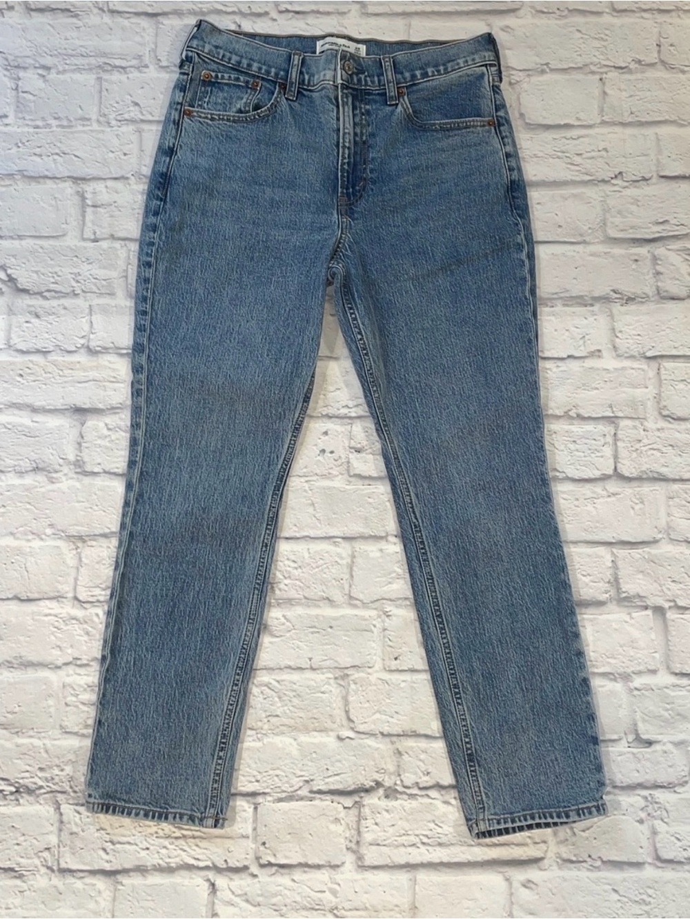 Abercrombie & Fitch High-Rise Straight Leg Jeans - Light Blue Wash. 28 Short